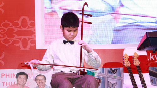 Cậu bé Bùi Ngọc Thịnh đoạt kỷ lục chơi được nhiều nhạc cụ nhất.